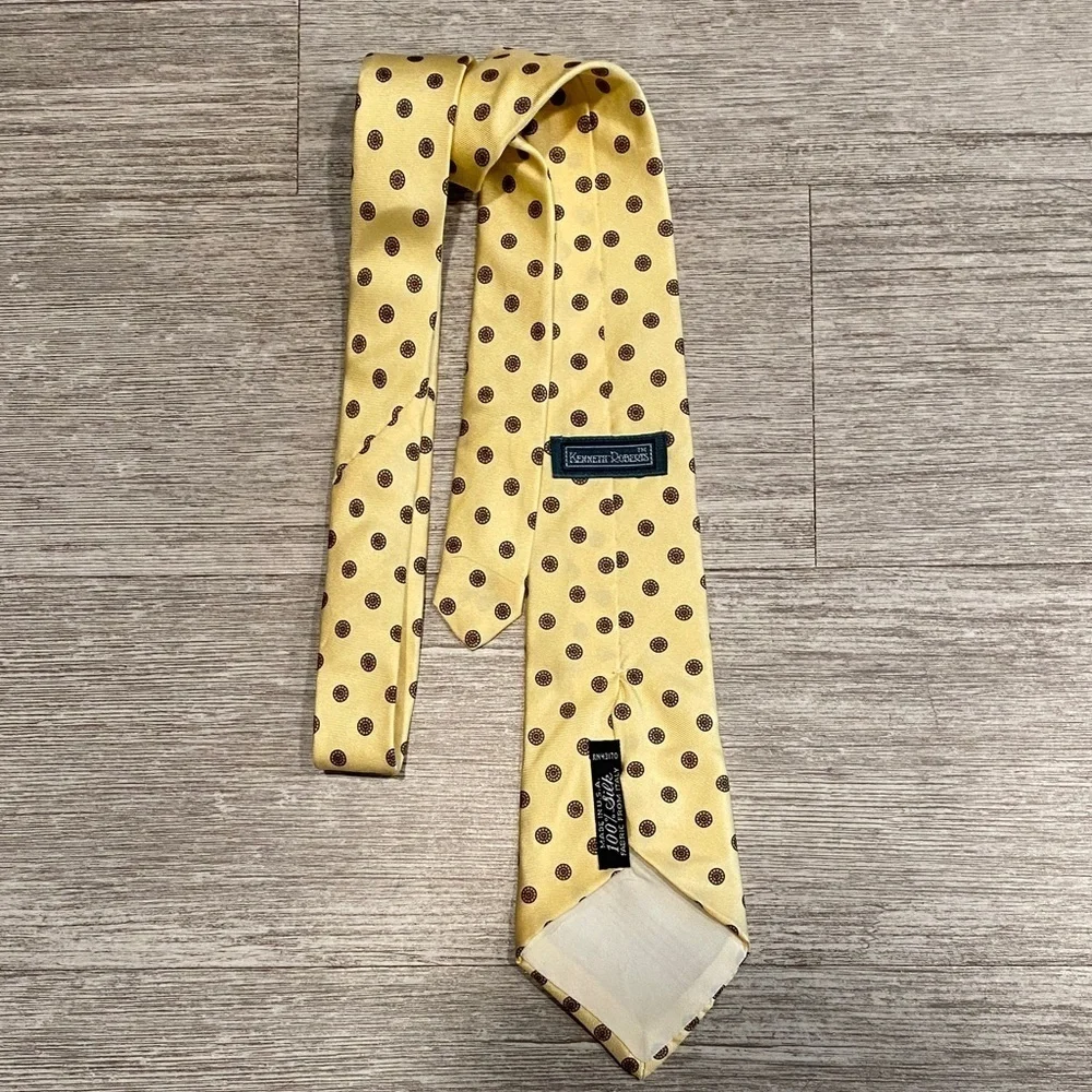 Vtg Yellow Silk Tie Medallion Pattern Made in USA Classic Mens Necktie